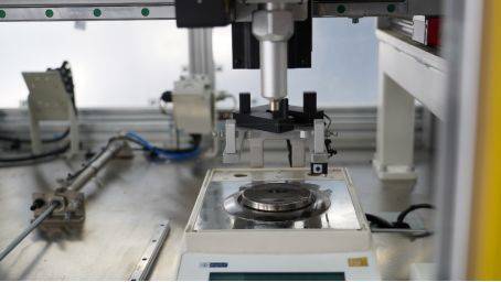 国内自动驾驶公司第二智能工厂投产，量产优势与点胶设备革新共塑行业新标杆